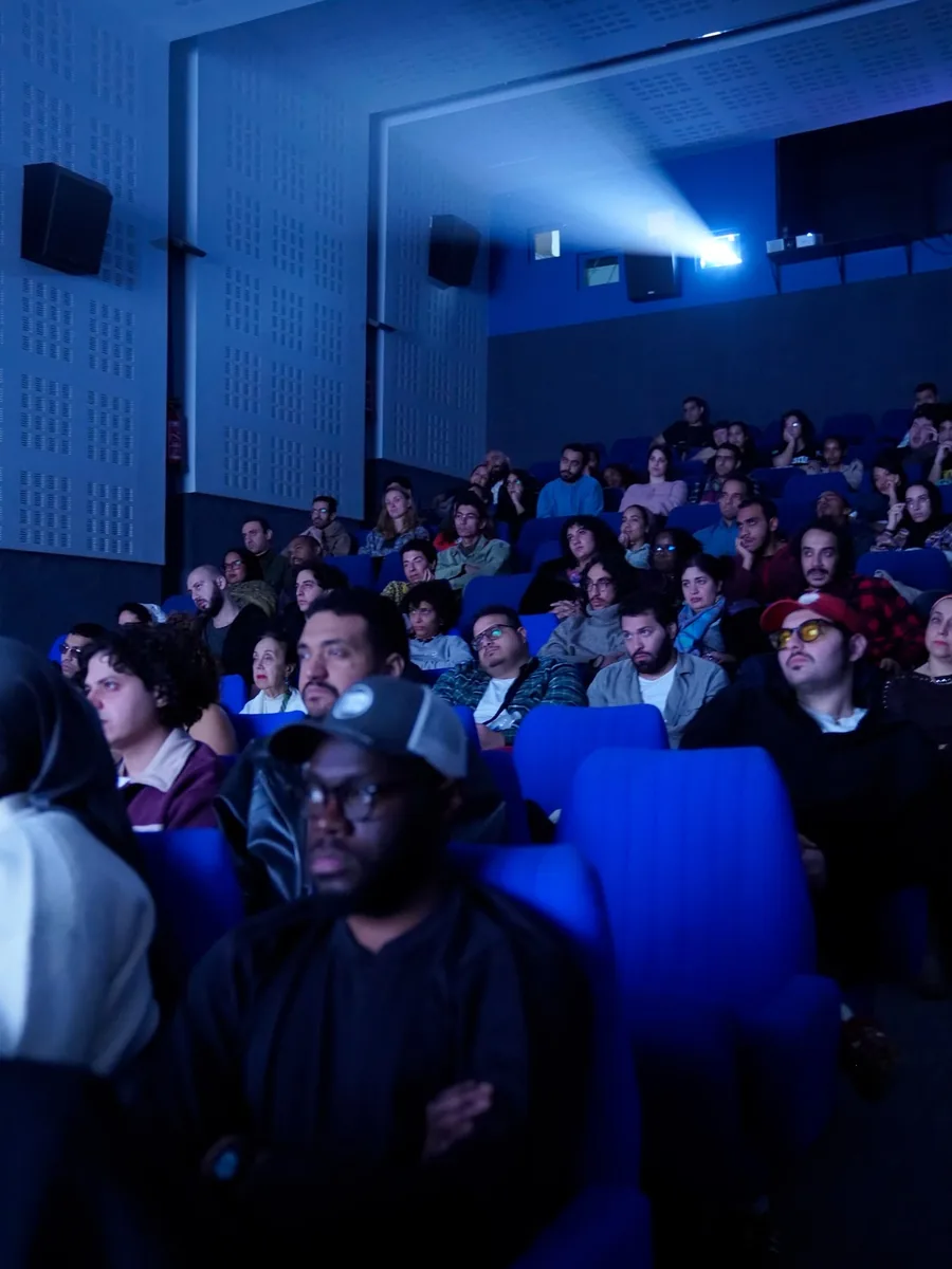 Le public d’une salle de cinéma pendant une projection.